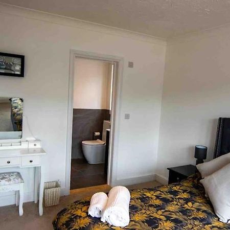 1 Bedroom Self Contained Apartment In Christchurch Winkton Exteriör bild