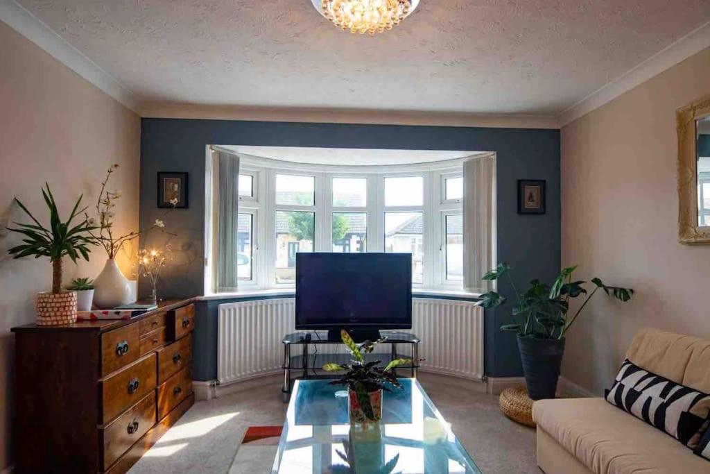 1 Bedroom Self Contained Apartment In Christchurch Winkton Exteriör bild