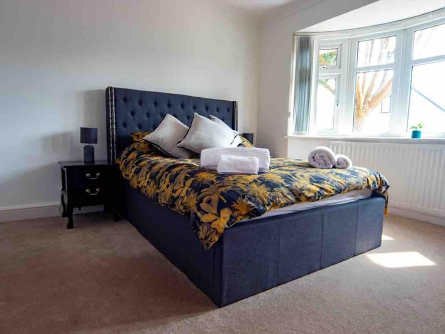 1 Bedroom Self Contained Apartment In Christchurch Winkton Exteriör bild